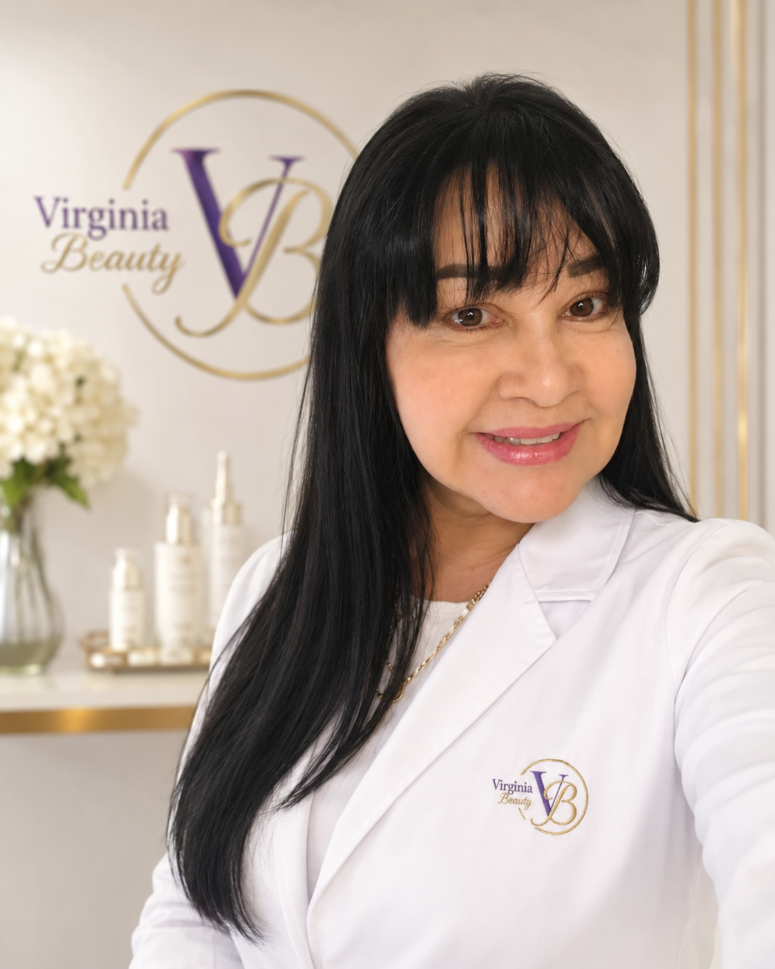 Virginia García J. realizando un tratamiento facial