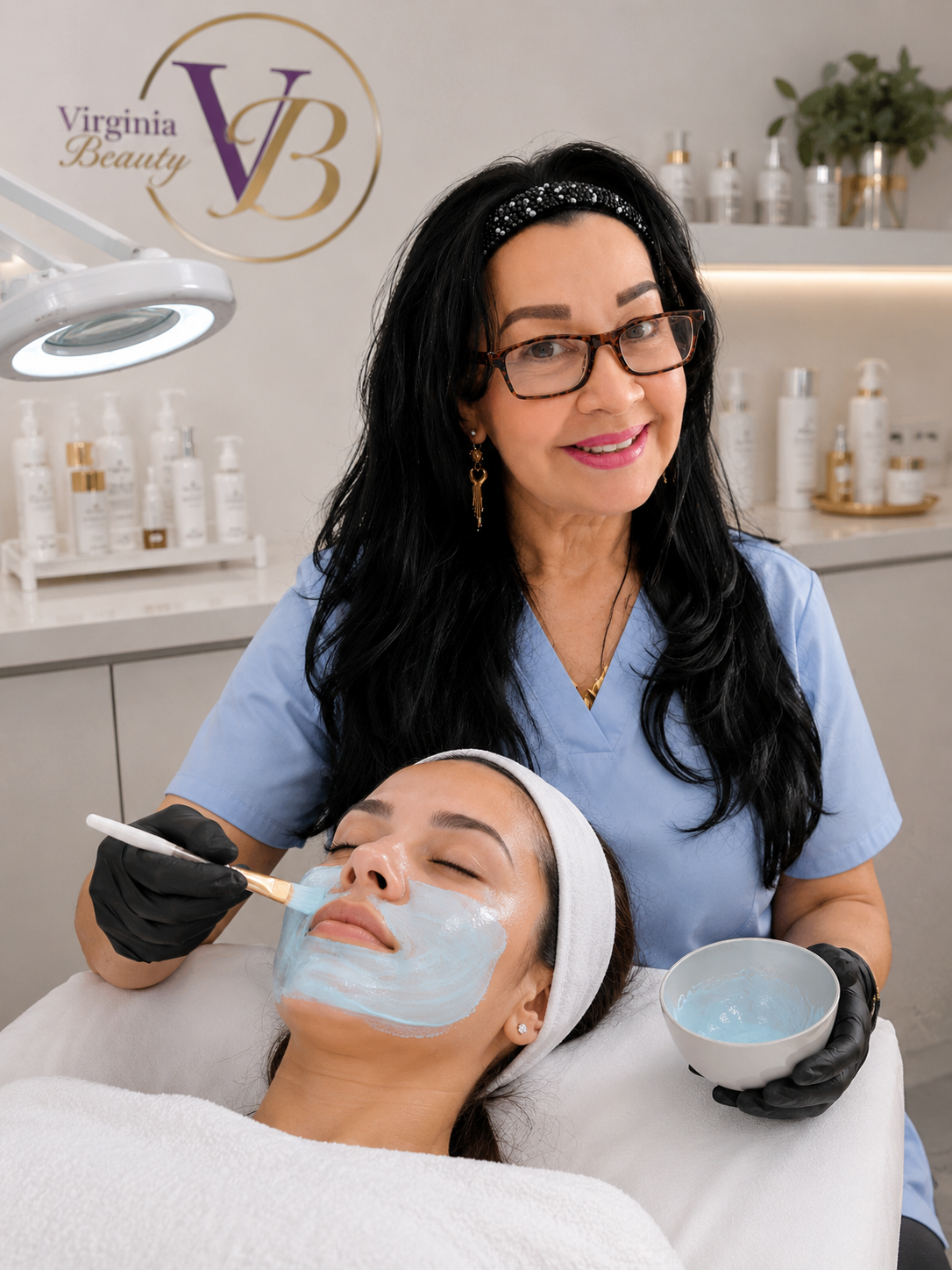 Virginia García J. realizando un tratamiento facial