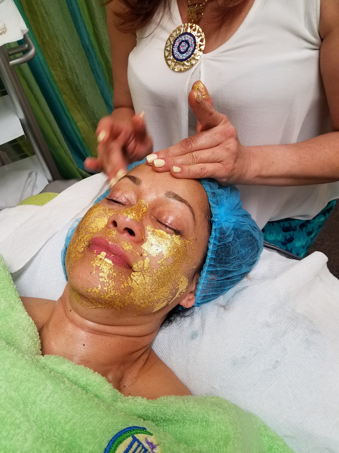 Mascarilla de oro con masaje facial