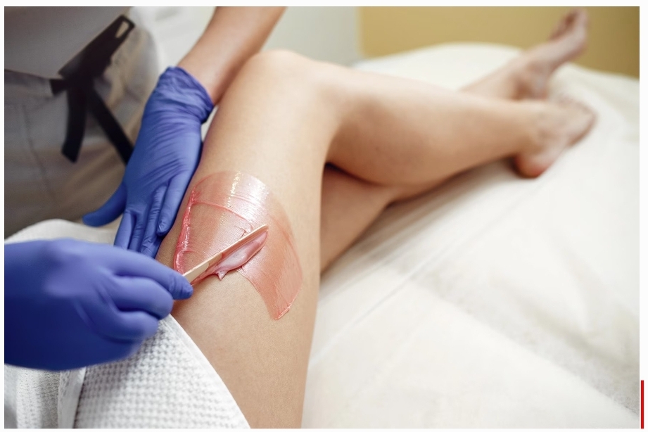 Aplicación de cera en piernas